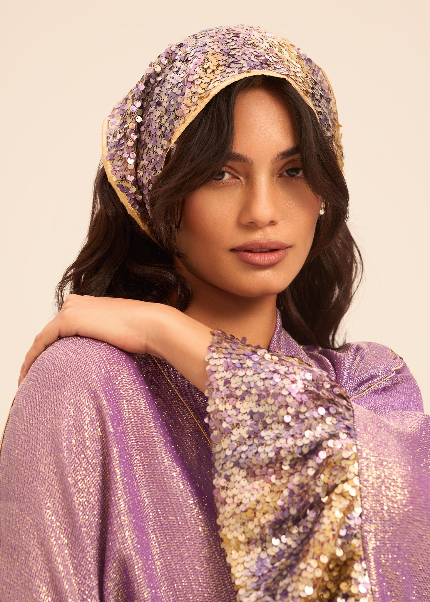 Woman حجاب حسن ذهب بنفسجي 2002878 | Sana Osmani