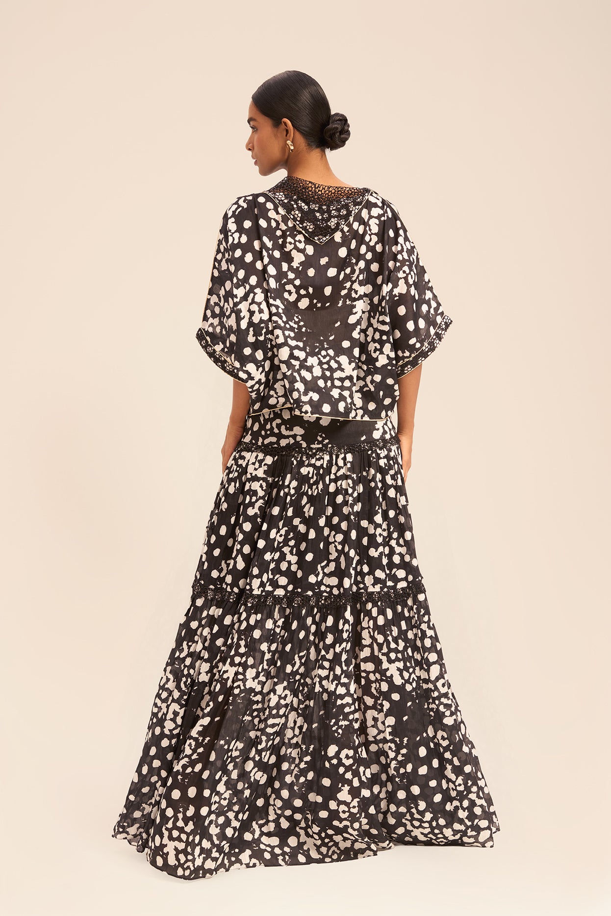 Woman مجموعة قميص جوليت و تنورة طويلة من حرير لين دالمه بلاك 2003292 | Sana Osmani